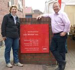 Eröffnung des Büros in Lensahn. Angela Hüttmann und Lars Winter vor dem neuen Eingangsschild.